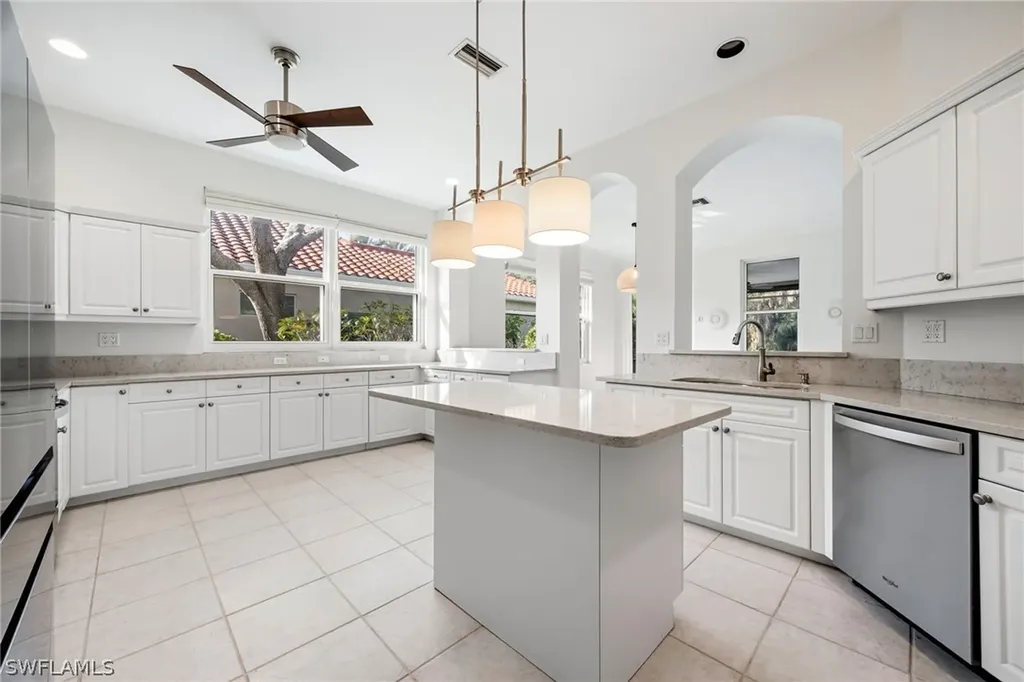 982 Fountain Run Naples FL 34119
