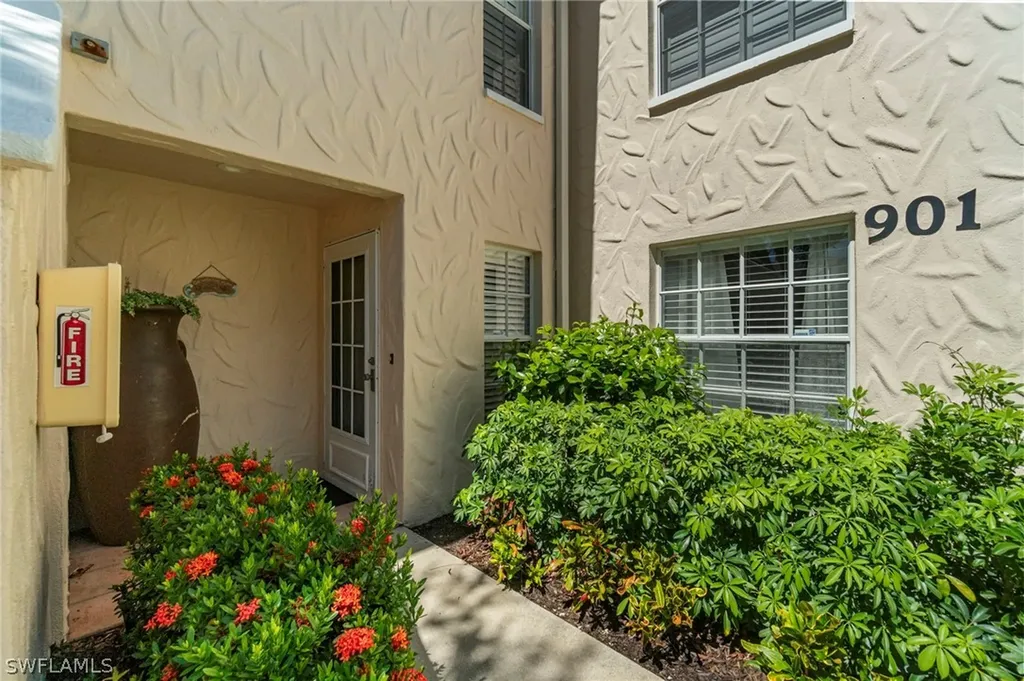 102 Tuscana Court Naples FL 34119