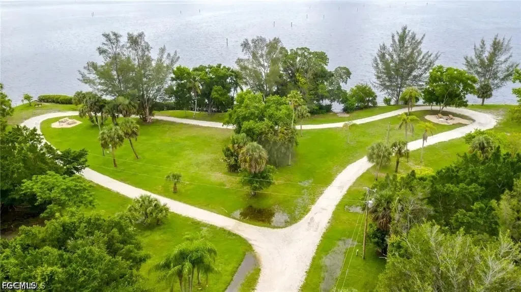 5524 Sir Walter Way North Fort Myers FL 33917