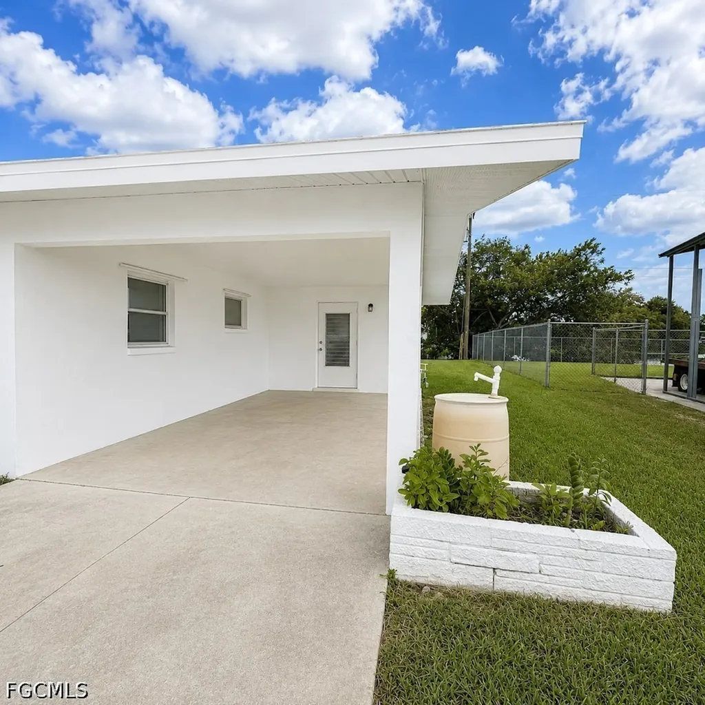 800 Willow Drive Lehigh Acres FL 33936