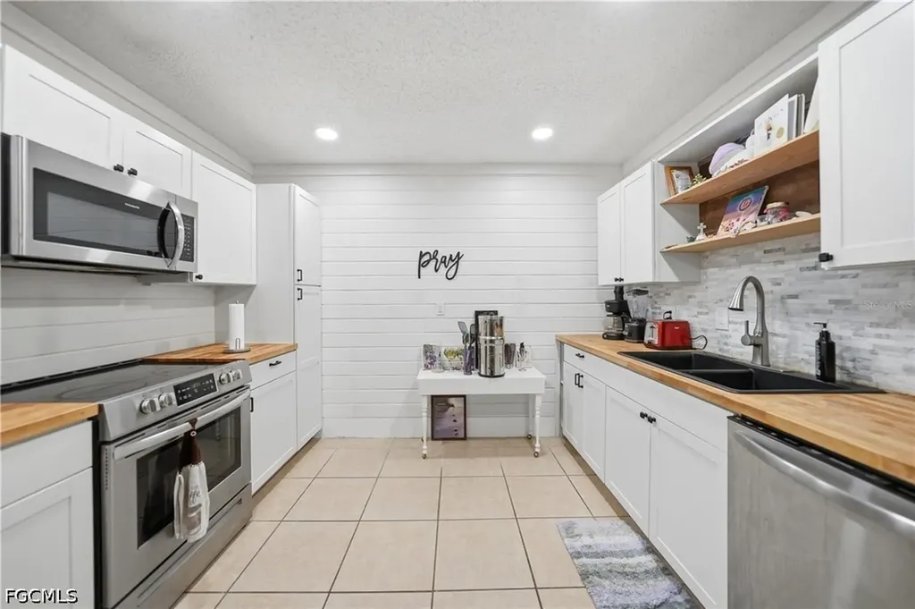 5625 Foxlake Drive North Fort Myers FL 33917