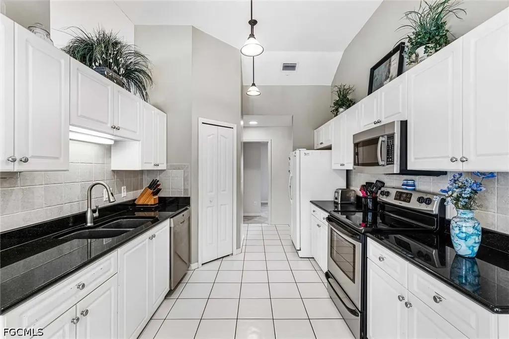 620 SE 21st Terrace Cape Coral FL 33990