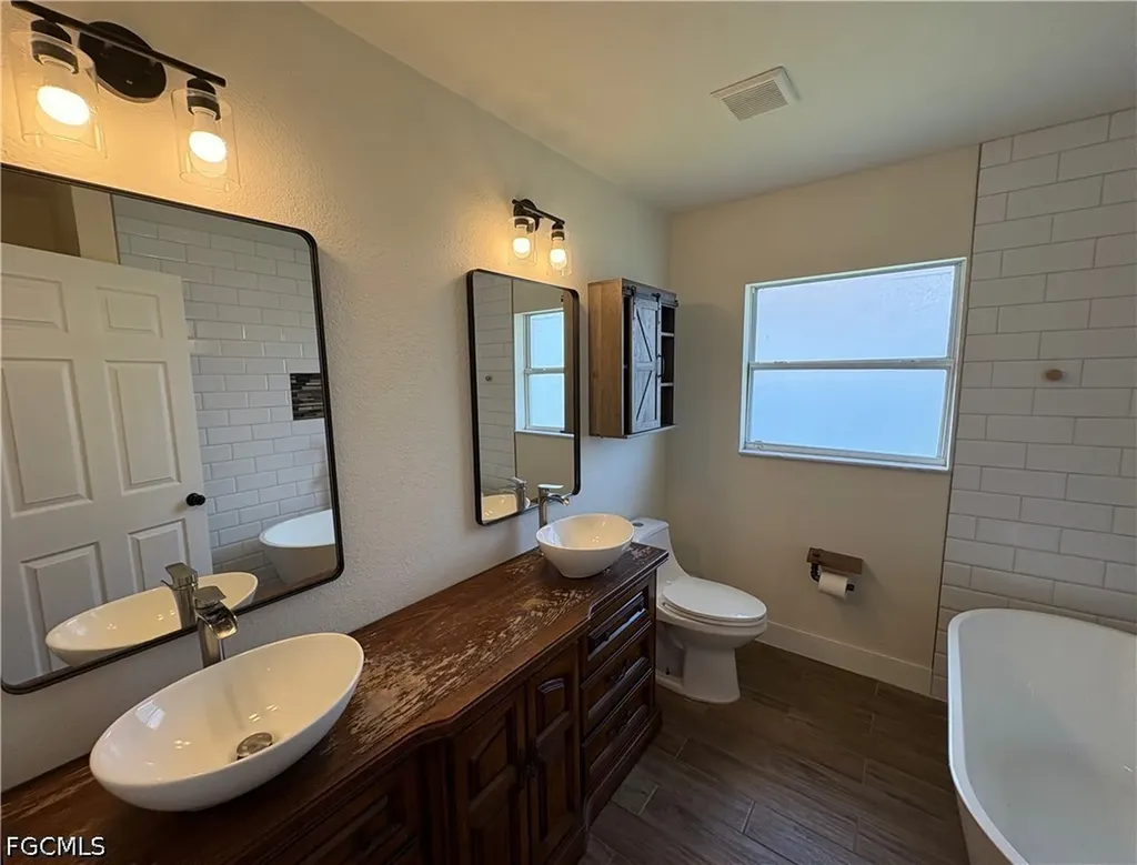 1417 NE 4th Place Cape Coral FL 33909