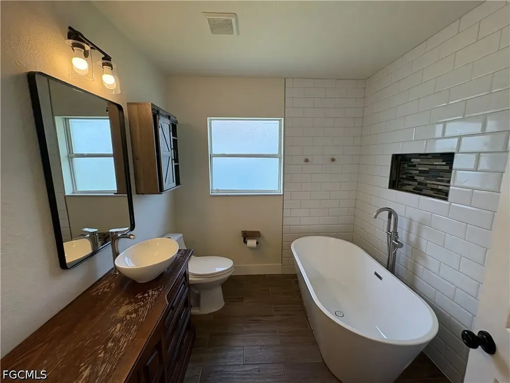 1417 NE 4th Place Cape Coral FL 33909