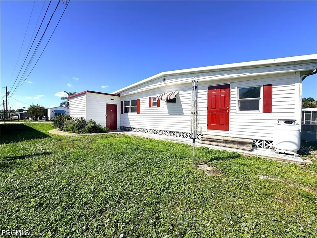 139 Gaslight Avenue North Fort Myers FL 33917