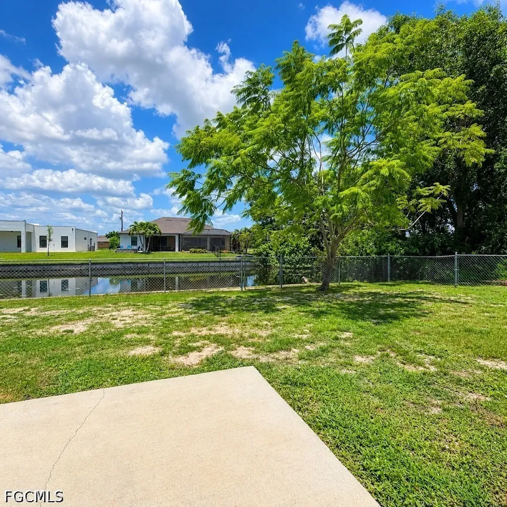 525 SE 4th Terrace Cape Coral FL 33990