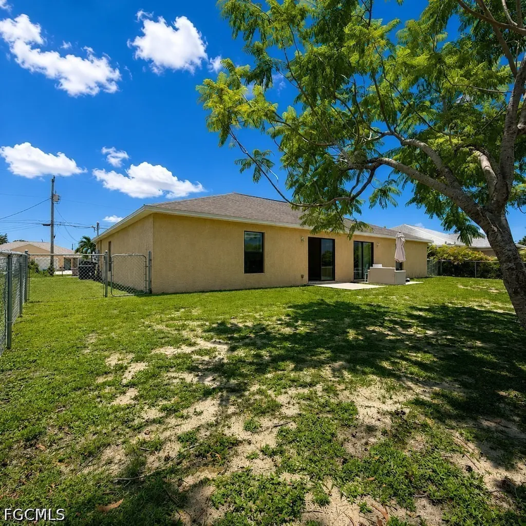 525 SE 4th Terrace Cape Coral FL 33990