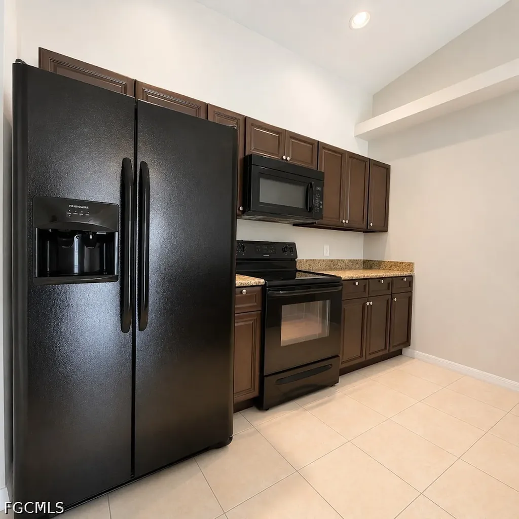 525 SE 4th Terrace Cape Coral FL 33990