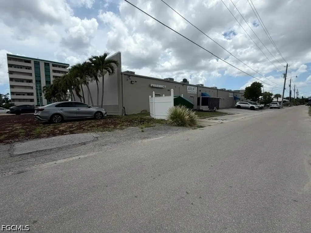447 Cape Coral Parkway E Cape Coral FL 33904