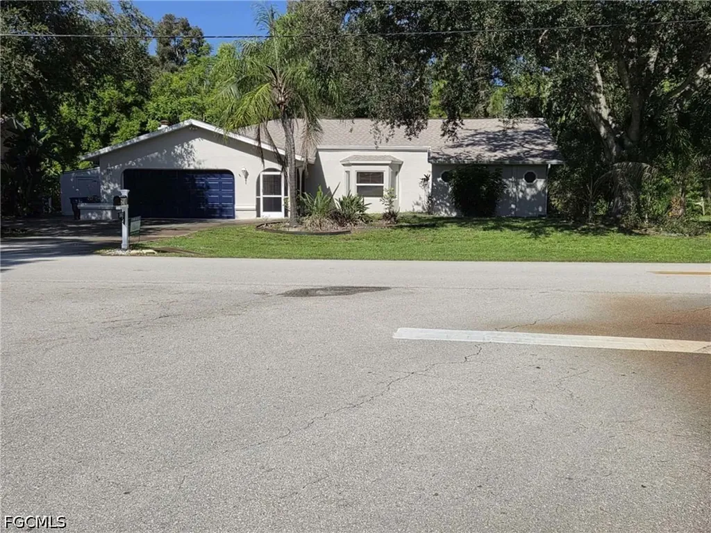 Fort Myers FL, 18682 Spruce Drive E