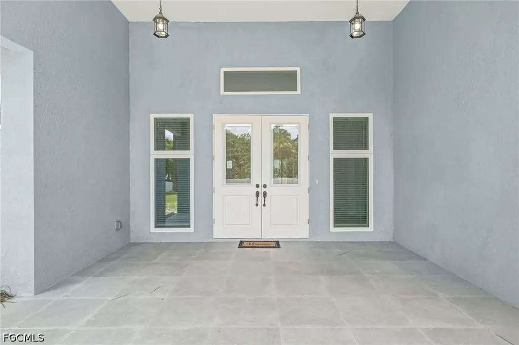 1853 Della Drive Naples FL 34117