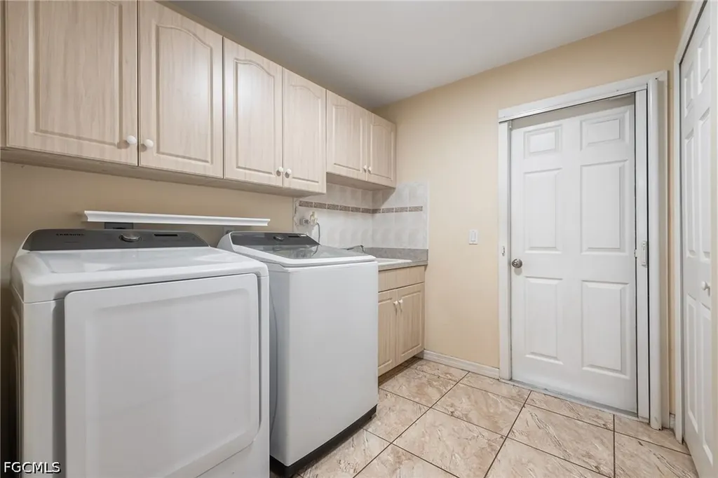 1132 SE 32nd Terrace Cape Coral FL 33904
