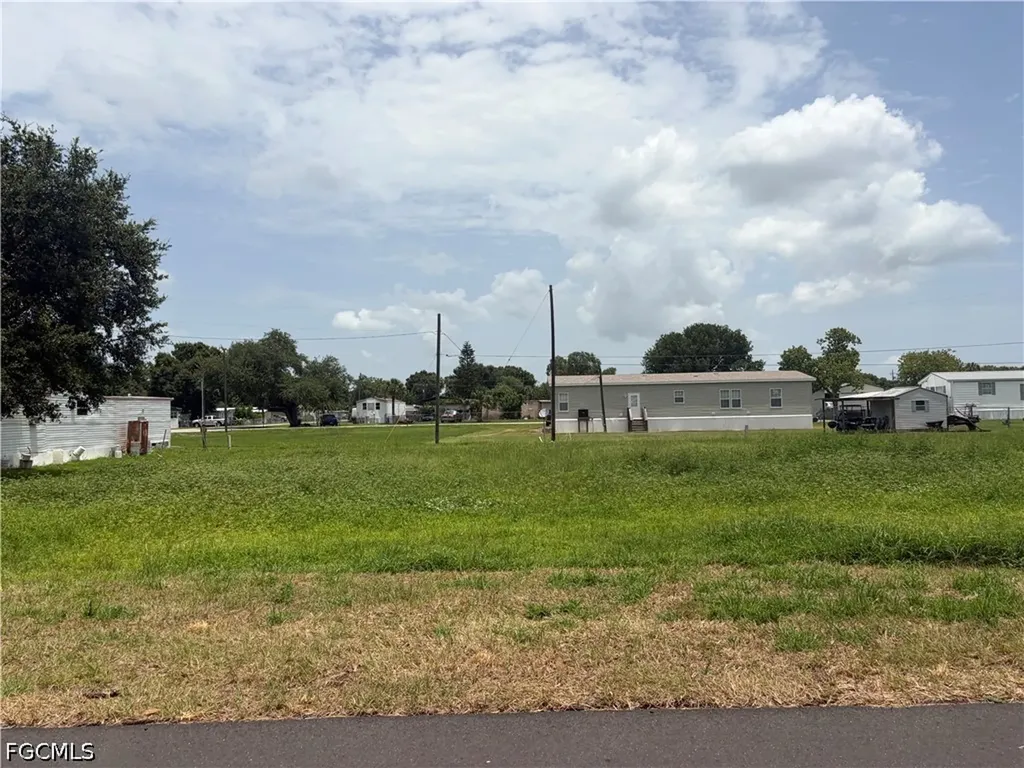 785 Railroad Avenue NW Moore Haven FL 33471