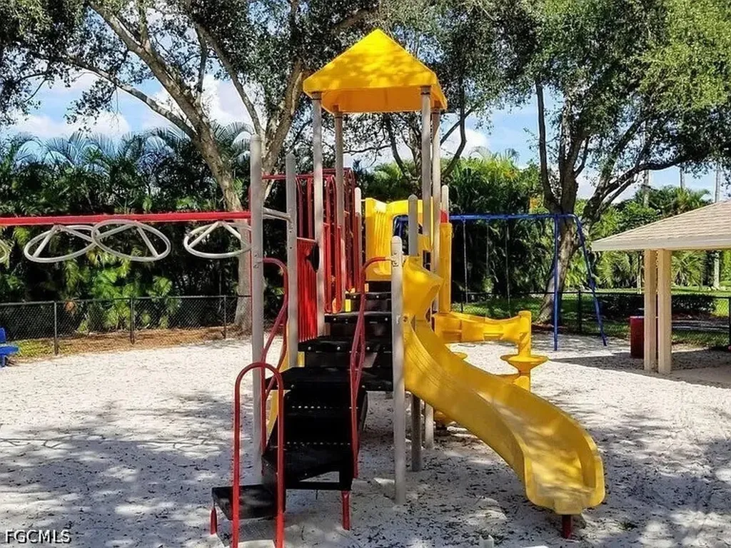 833 Mount Hood Court Naples FL 34104