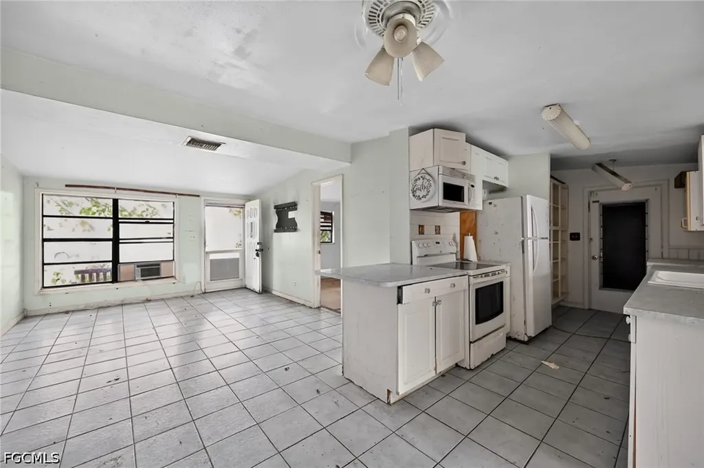 1223 Embassy Lane Naples FL 34104