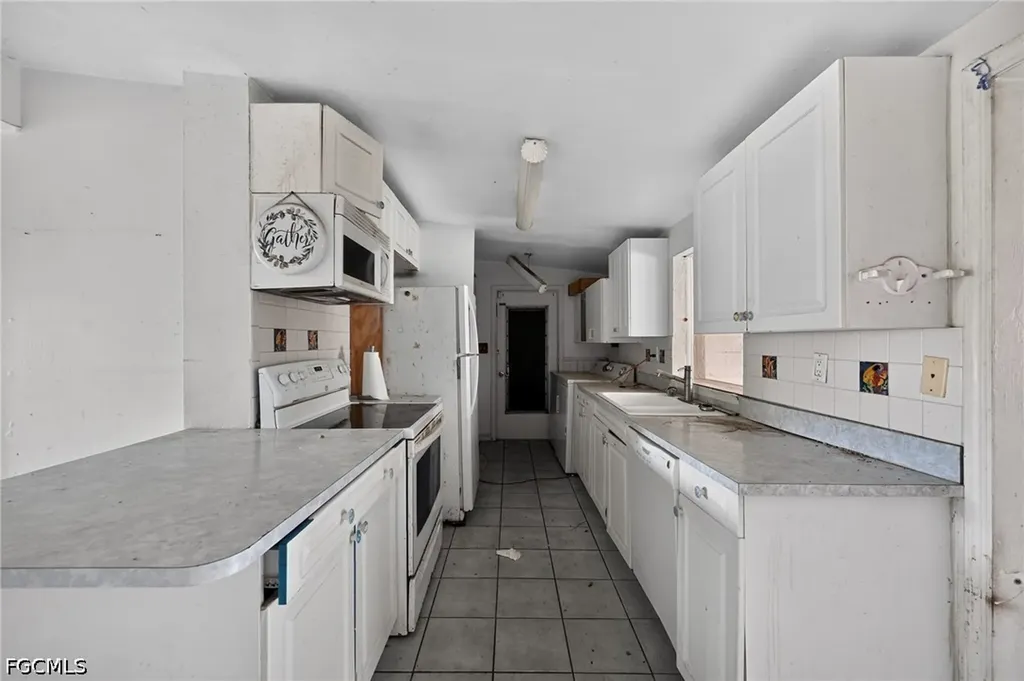 1223 Embassy Lane Naples FL 34104