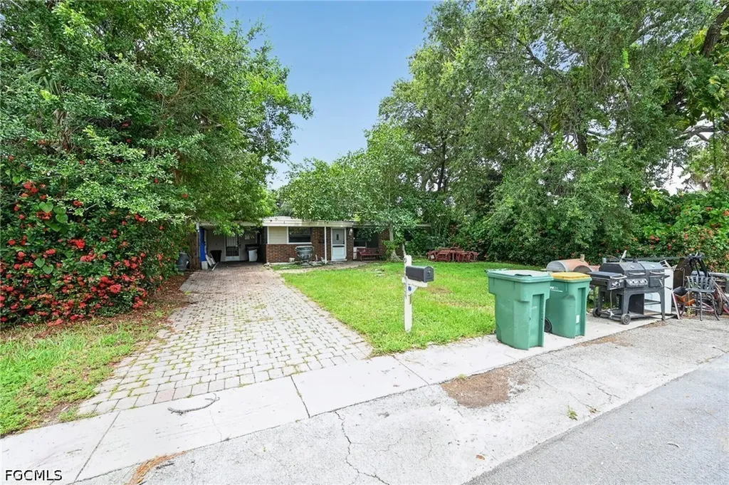 1223 Embassy Lane Naples FL 34104
