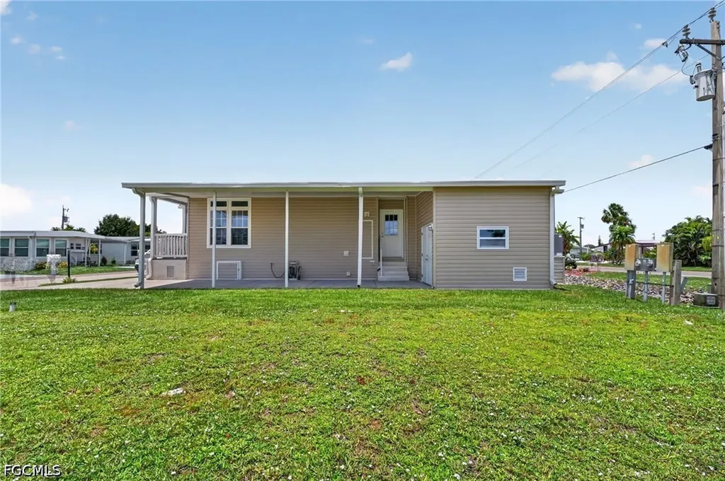 5671 Captain John Smith Loop North Fort Myers FL 33917