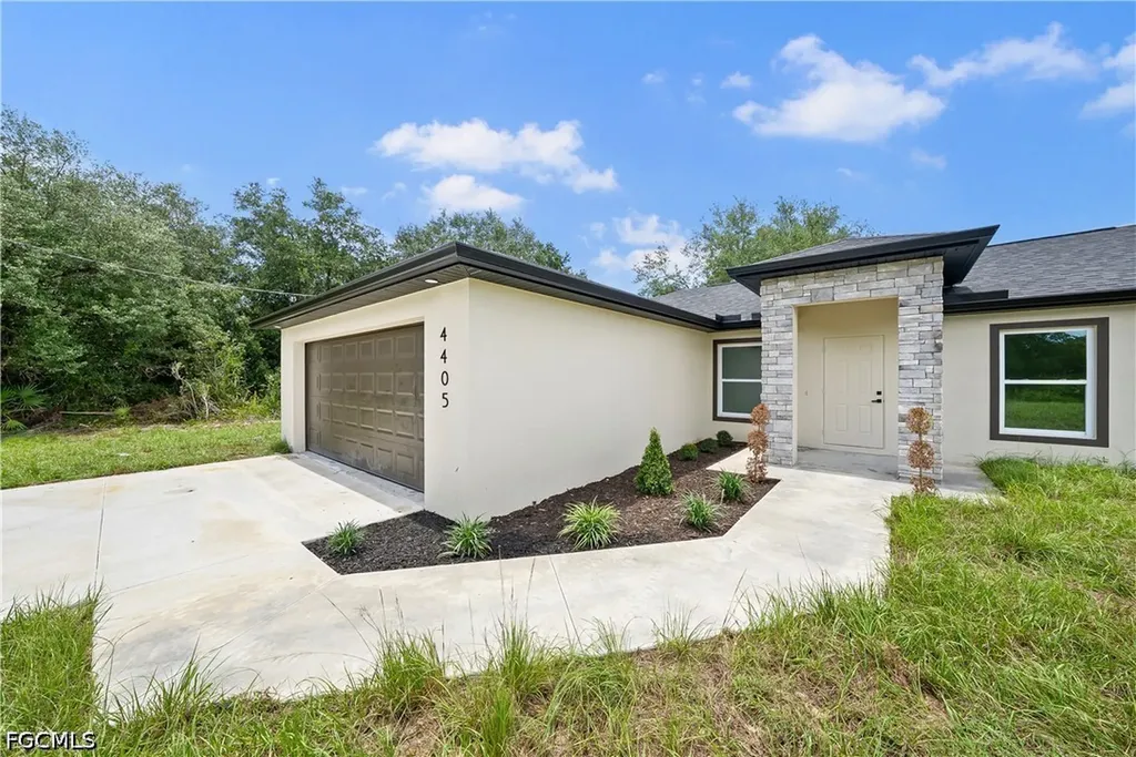 4405 E 11th Street Lehigh Acres FL 33972