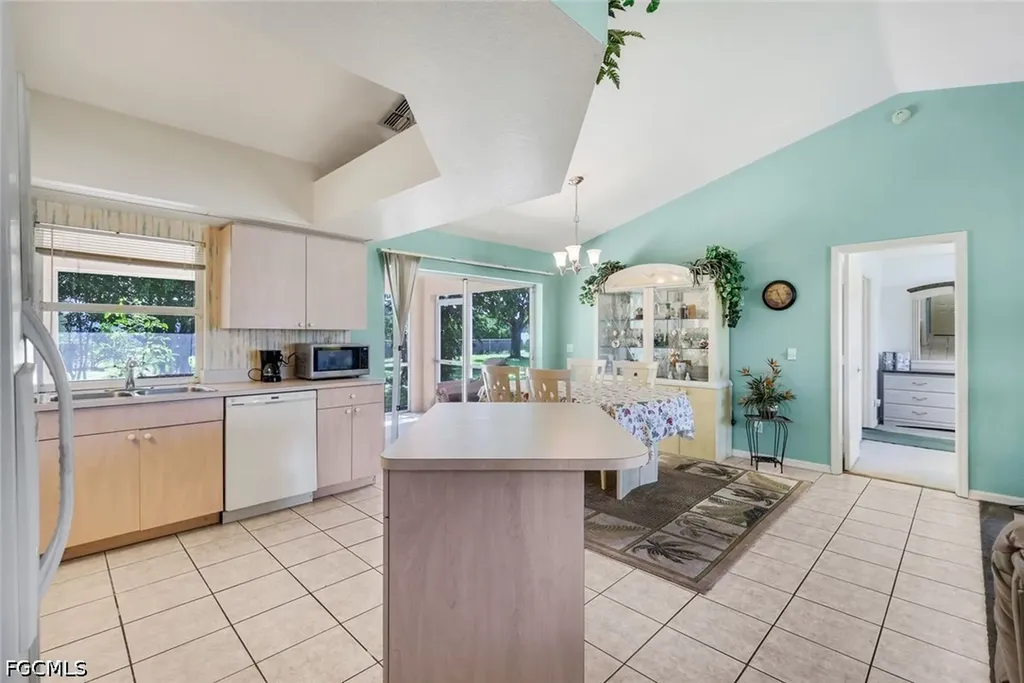 1015 SE 4th Place Cape Coral FL 33990