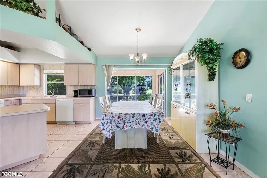 1015 SE 4th Place Cape Coral FL 33990