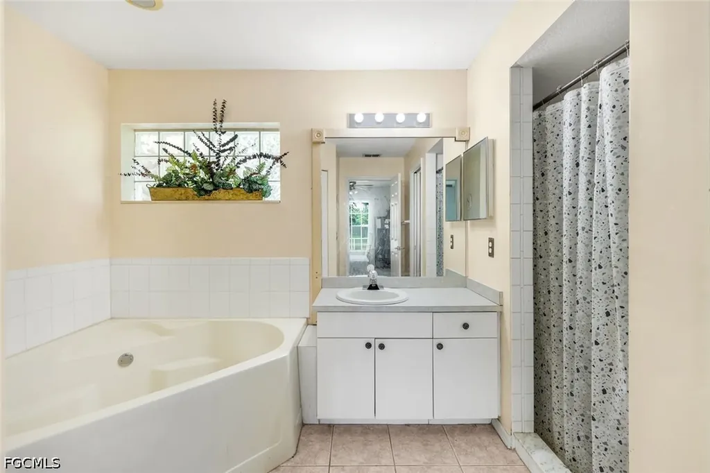 1015 SE 4th Place Cape Coral FL 33990