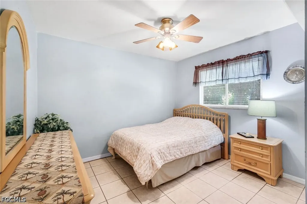 1015 SE 4th Place Cape Coral FL 33990