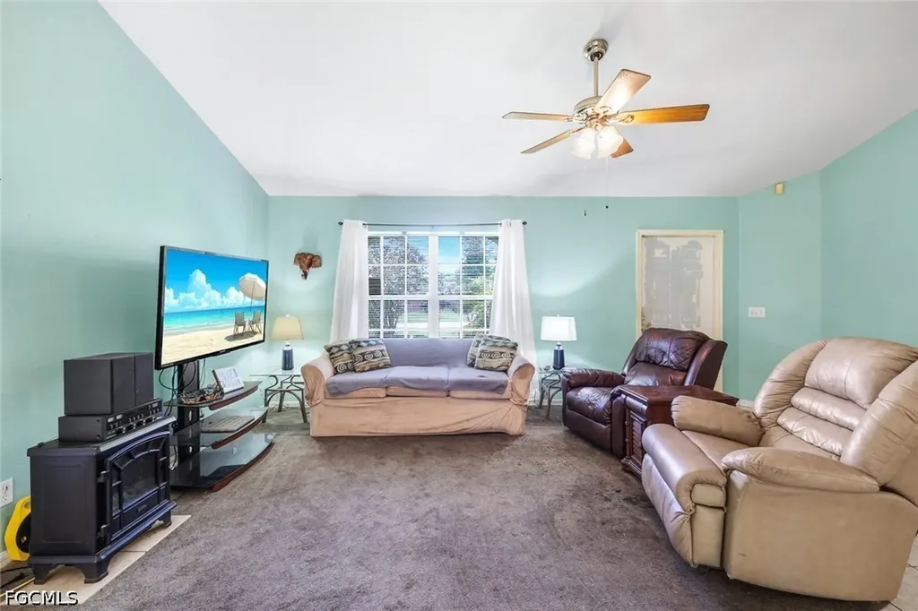 1015 SE 4th Place Cape Coral FL 33990