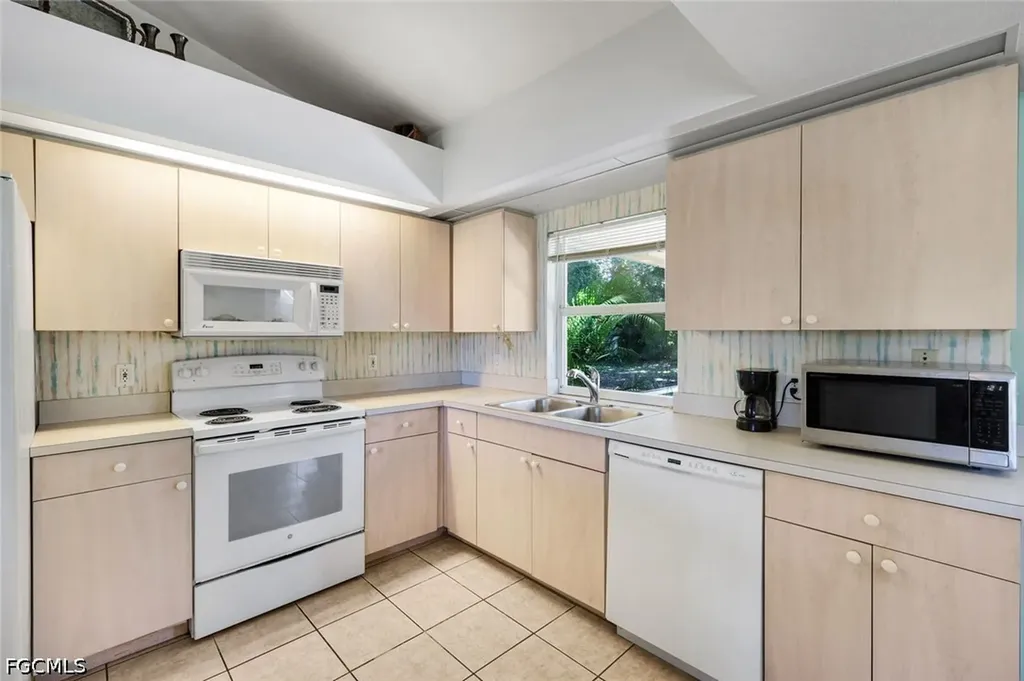 1015 SE 4th Place Cape Coral FL 33990