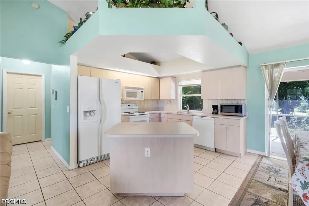 1015 SE 4th Place Cape Coral FL 33990