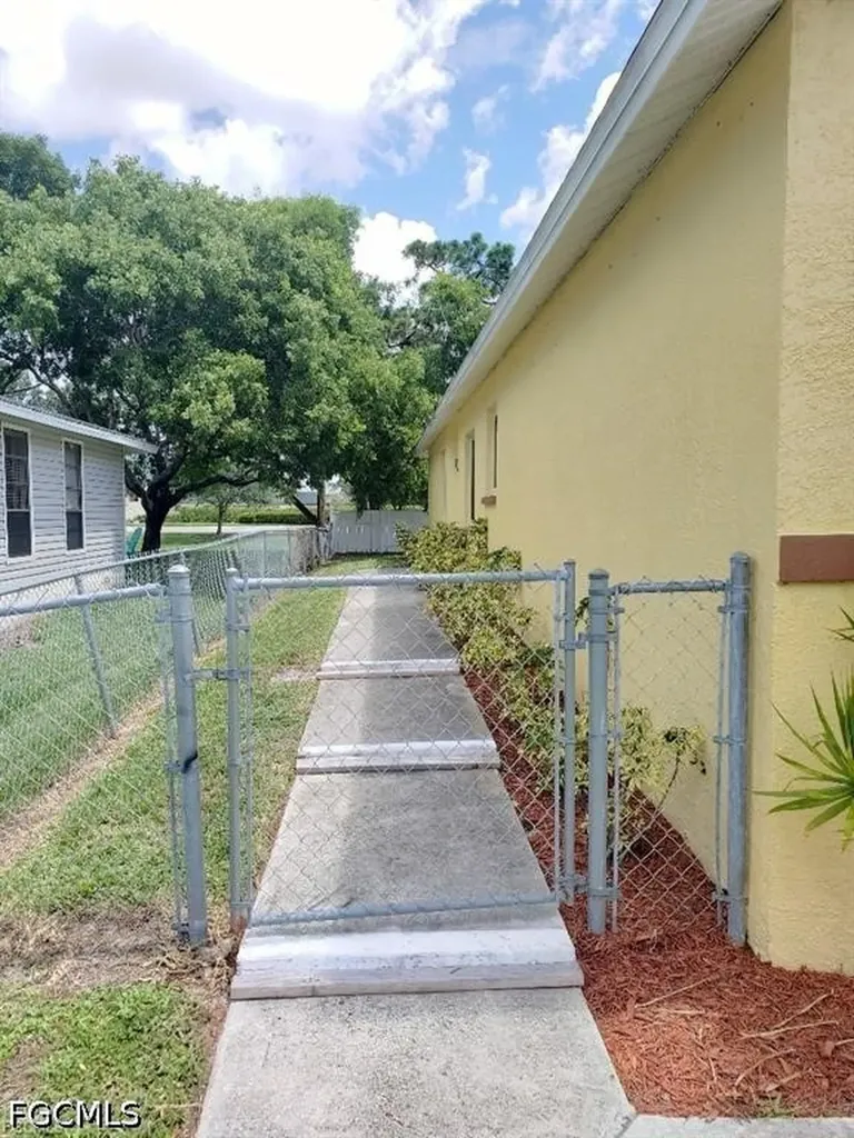 1503-1505 SW 48th Terrace Cape Coral FL 33914