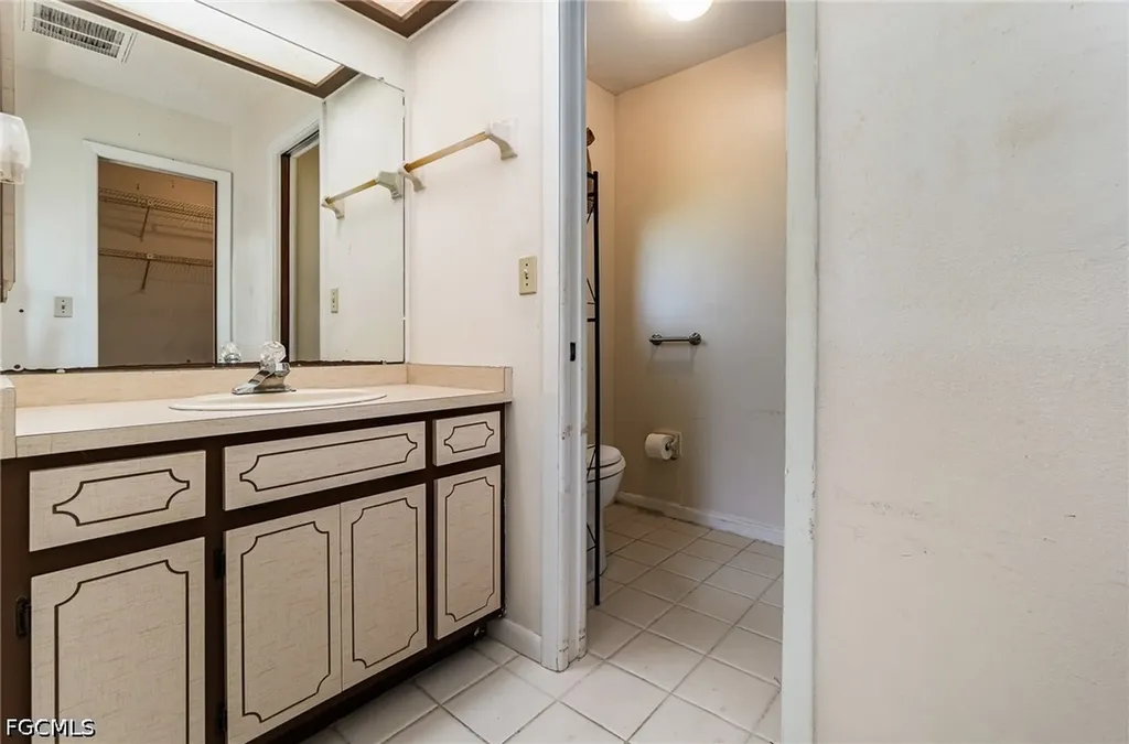 1725 SE 11th Terrace Cape Coral FL 33990