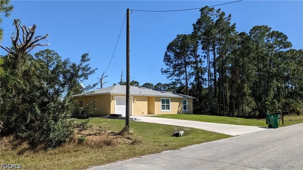 8026 Rolling Circle Labelle FL 33935