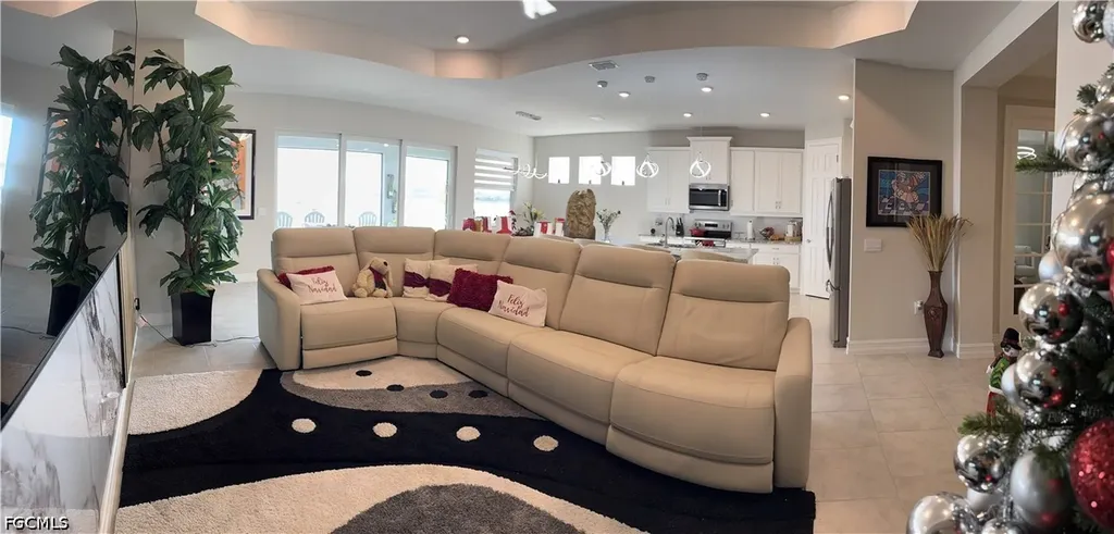 479 Spring Hill Lake Loop Cape Coral FL 33993