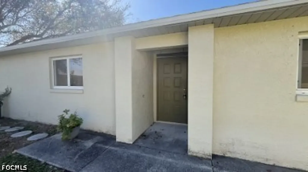922 SE 13th Terrace Cape Coral FL 33990