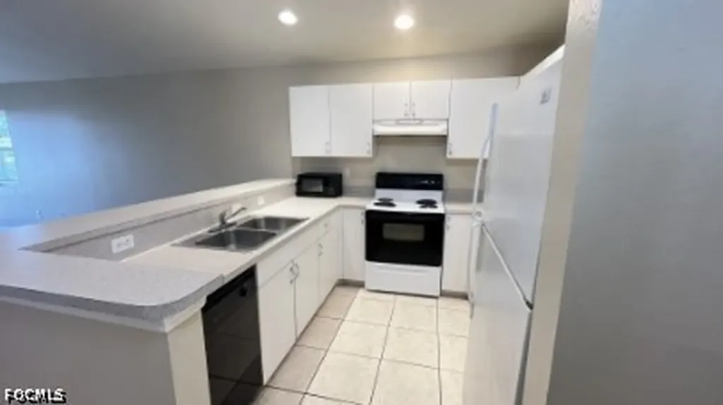 922 SE 13th Terrace Cape Coral FL 33990