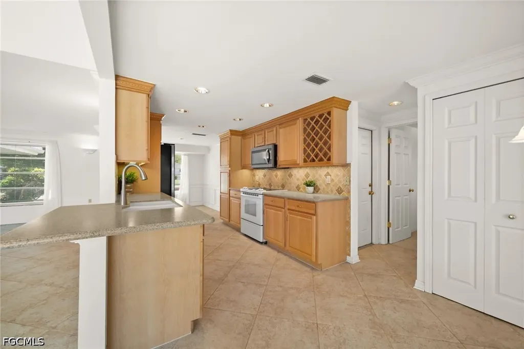 4102 SE 1st Place Cape Coral FL 33904