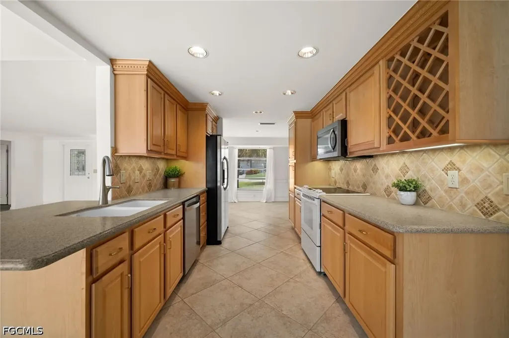 4102 SE 1st Place Cape Coral FL 33904