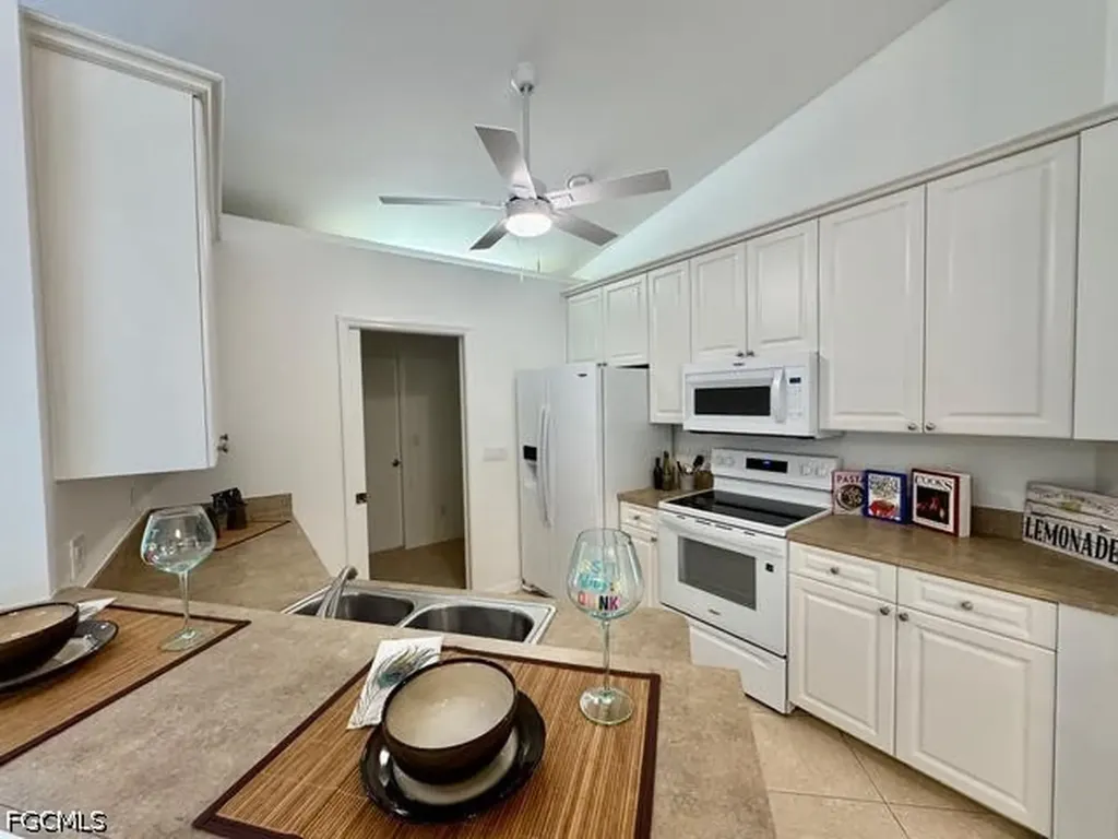 910 SW 3rd Avenue Cape Coral FL 33991