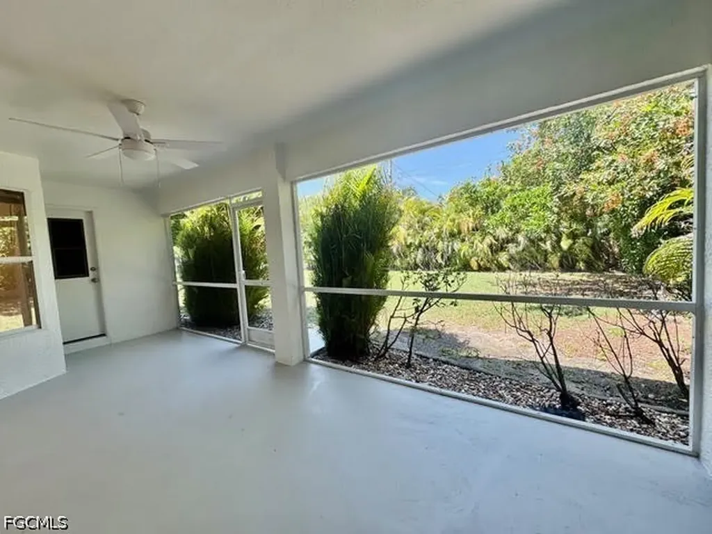 910 SW 3rd Avenue Cape Coral FL 33991