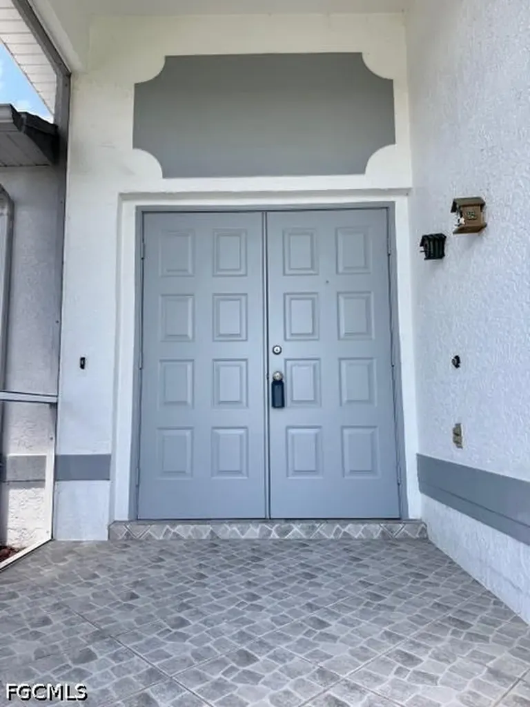 910 SW 3rd Avenue Cape Coral FL 33991