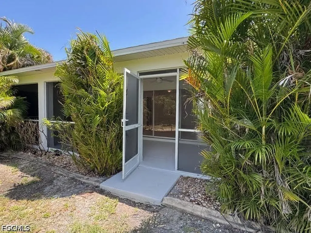 910 SW 3rd Avenue Cape Coral FL 33991