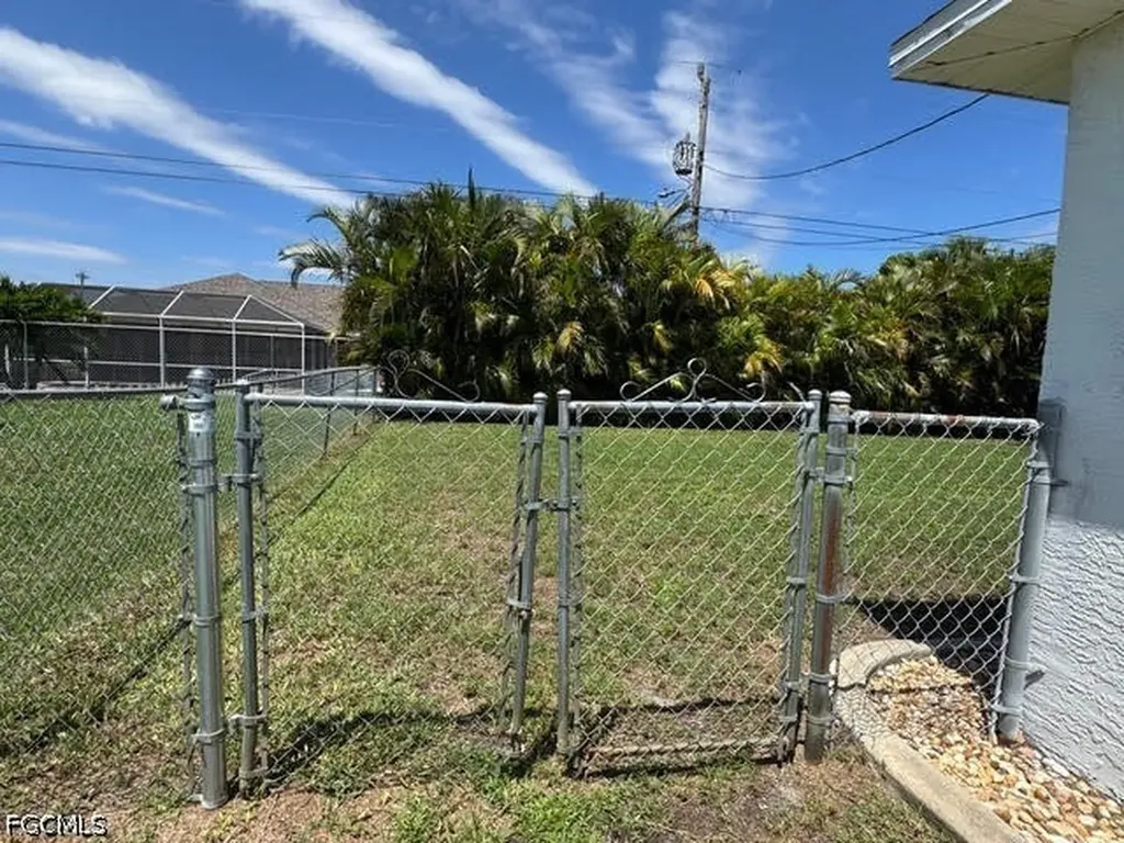 910 SW 3rd Avenue Cape Coral FL 33991