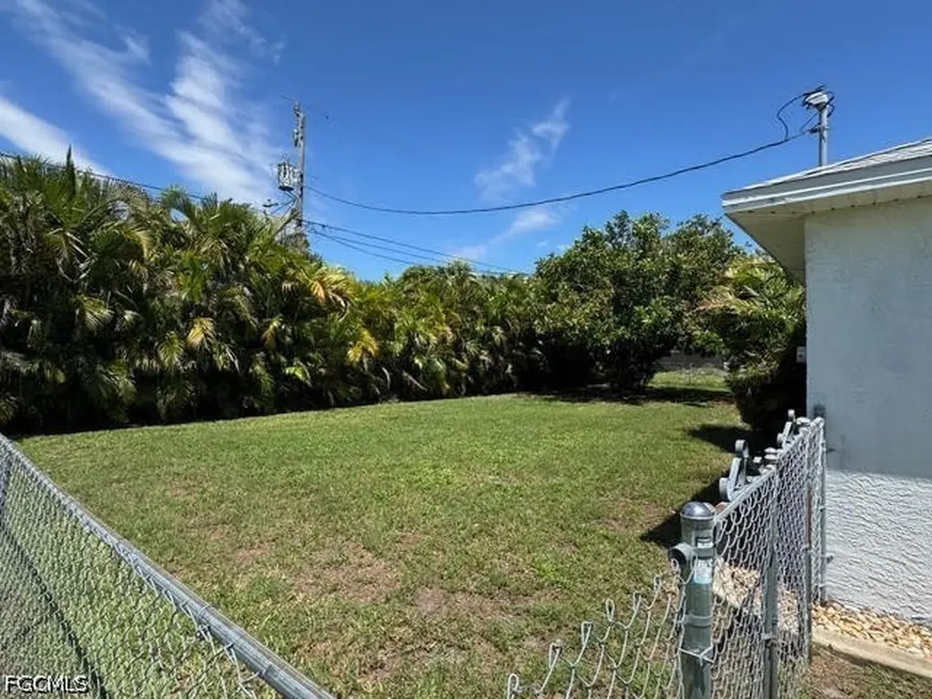 910 SW 3rd Avenue Cape Coral FL 33991