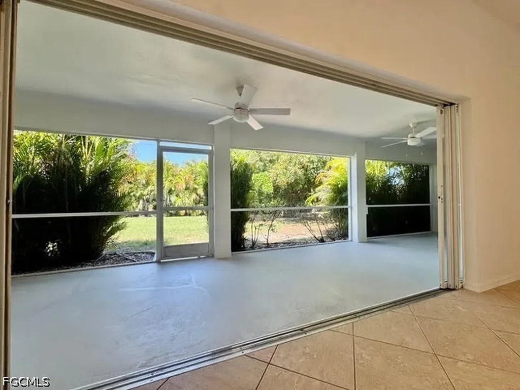 910 SW 3rd Avenue Cape Coral FL 33991