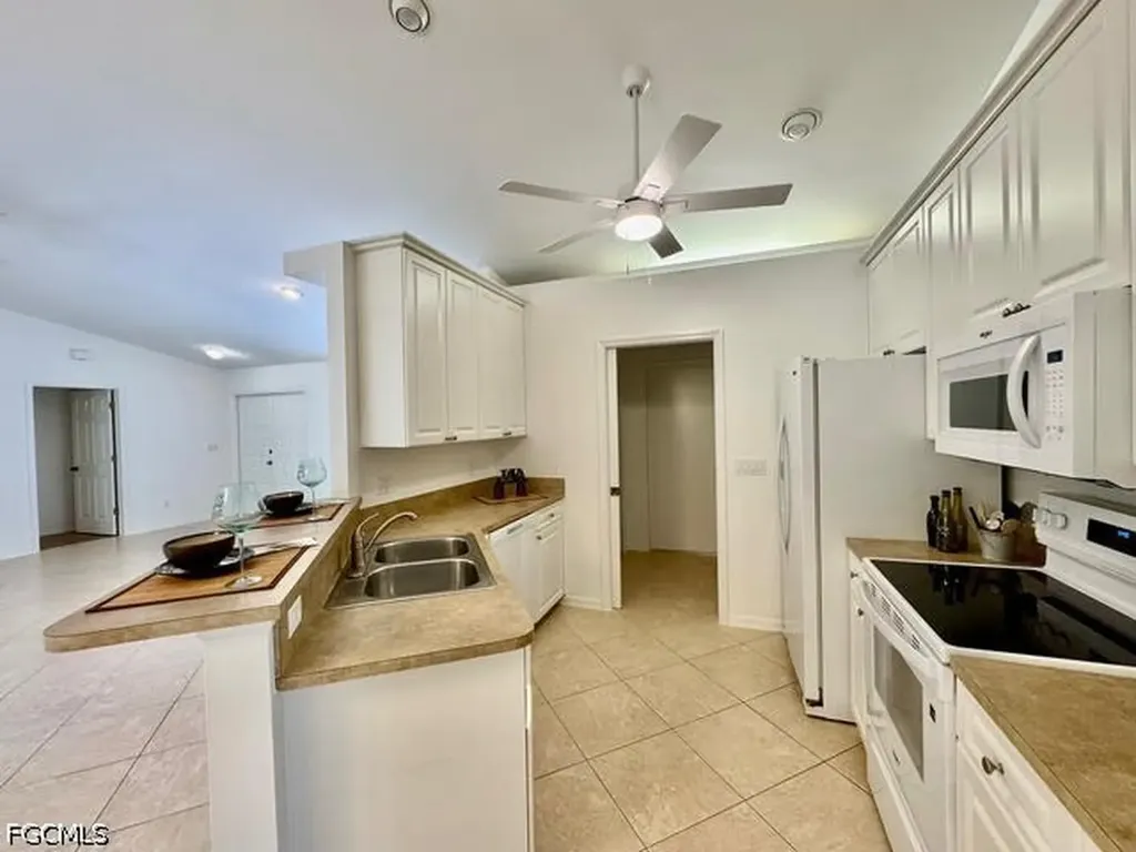 910 SW 3rd Avenue Cape Coral FL 33991