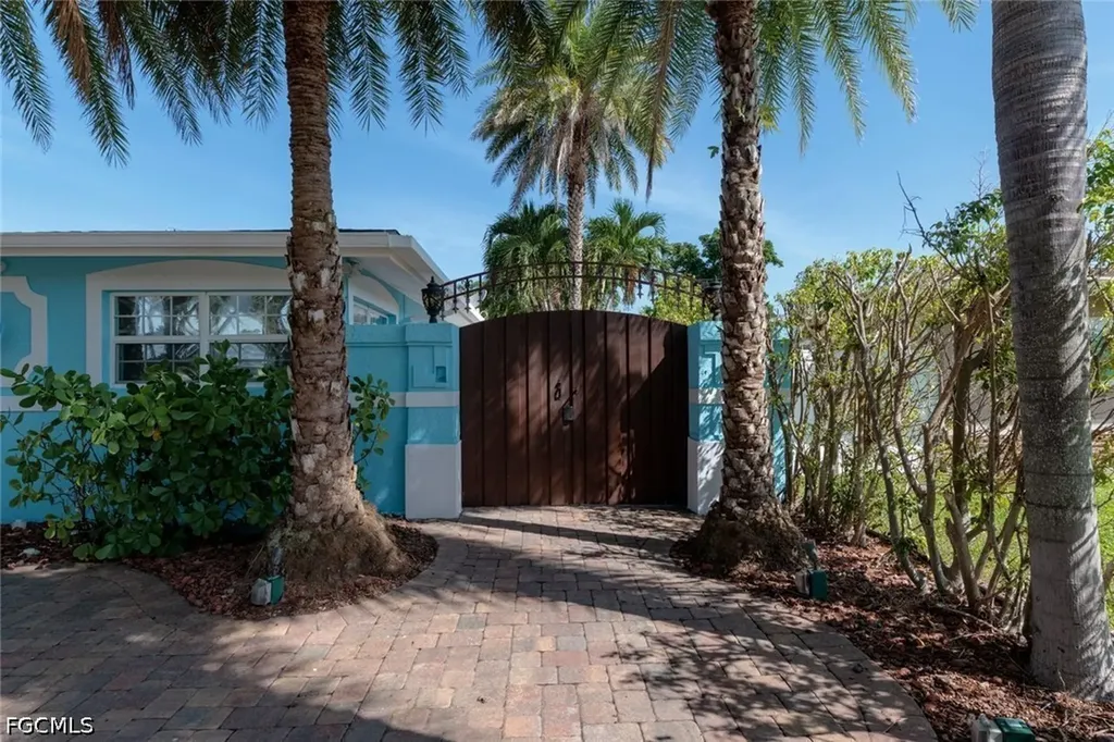 1013 SE 44th Street Cape Coral FL 33904