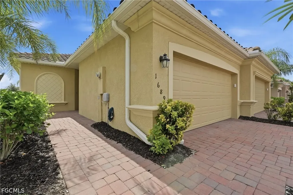 1689 Alameda Drive Naples FL 34120
