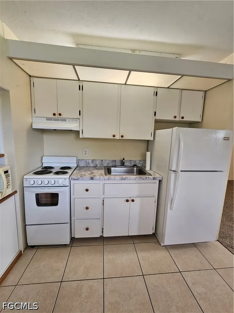 8101 Country Road Fort Myers FL 33919