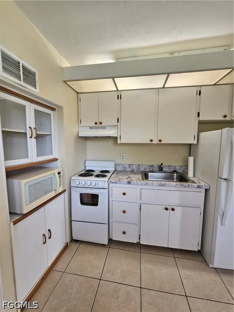 8101 Country Road Fort Myers FL 33919